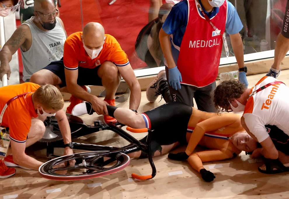 ΒΙΝΤΕΟ-Ολυμπιακοί Αγώνες: Τρομακτικό ατύχημα στην ποδηλασία - Μεταφέρθηκε με φορείο μετά από σύγκρουση