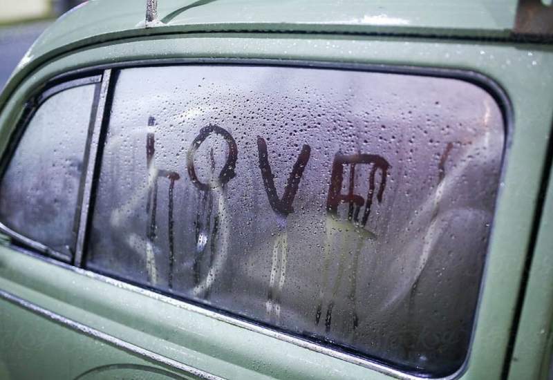 Χανιά: Ζευγάρι έστειλε SMS για σούπερ μάρκετ αλλά πιάστηκε να κάνει έρωτα στο αμάξι